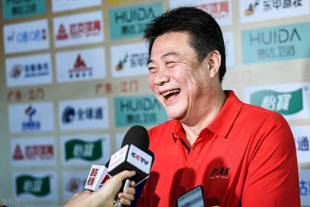 骆风棠朝杨若晴微微一笑。